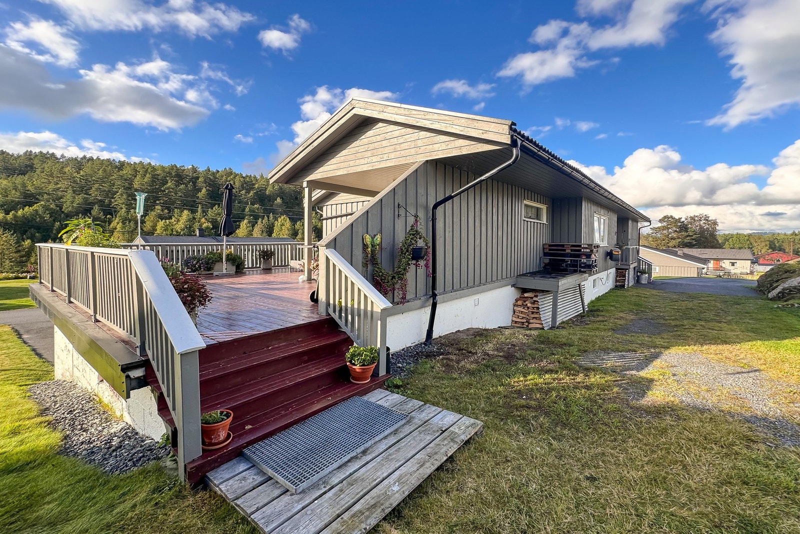 Gressplen som strekker seg rundt boligen. Galleribilde