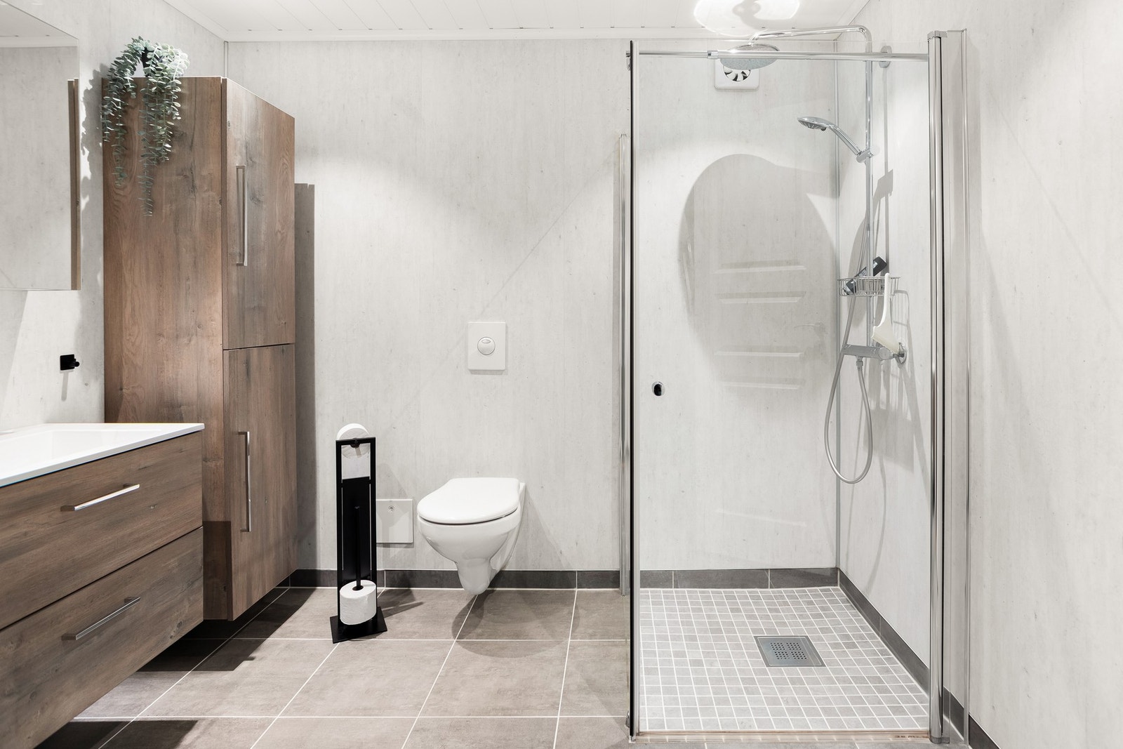 Rommet er utstyrt med toalett, servant m/innredning og dusjhjørne. Galleribilde