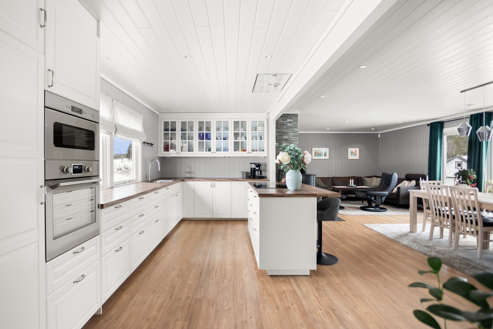 Stort kjøkken med integrerte hvitevarer og egen kjøkkenøy. Galleribilde