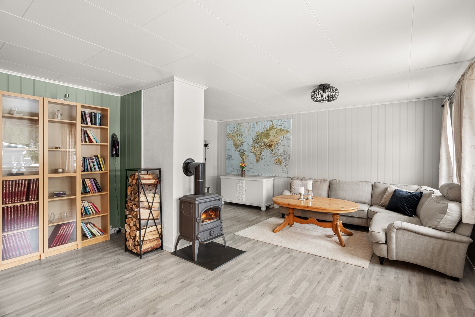 Romslig kjellerstue med peisovn for god oppvarming. Galleribilde