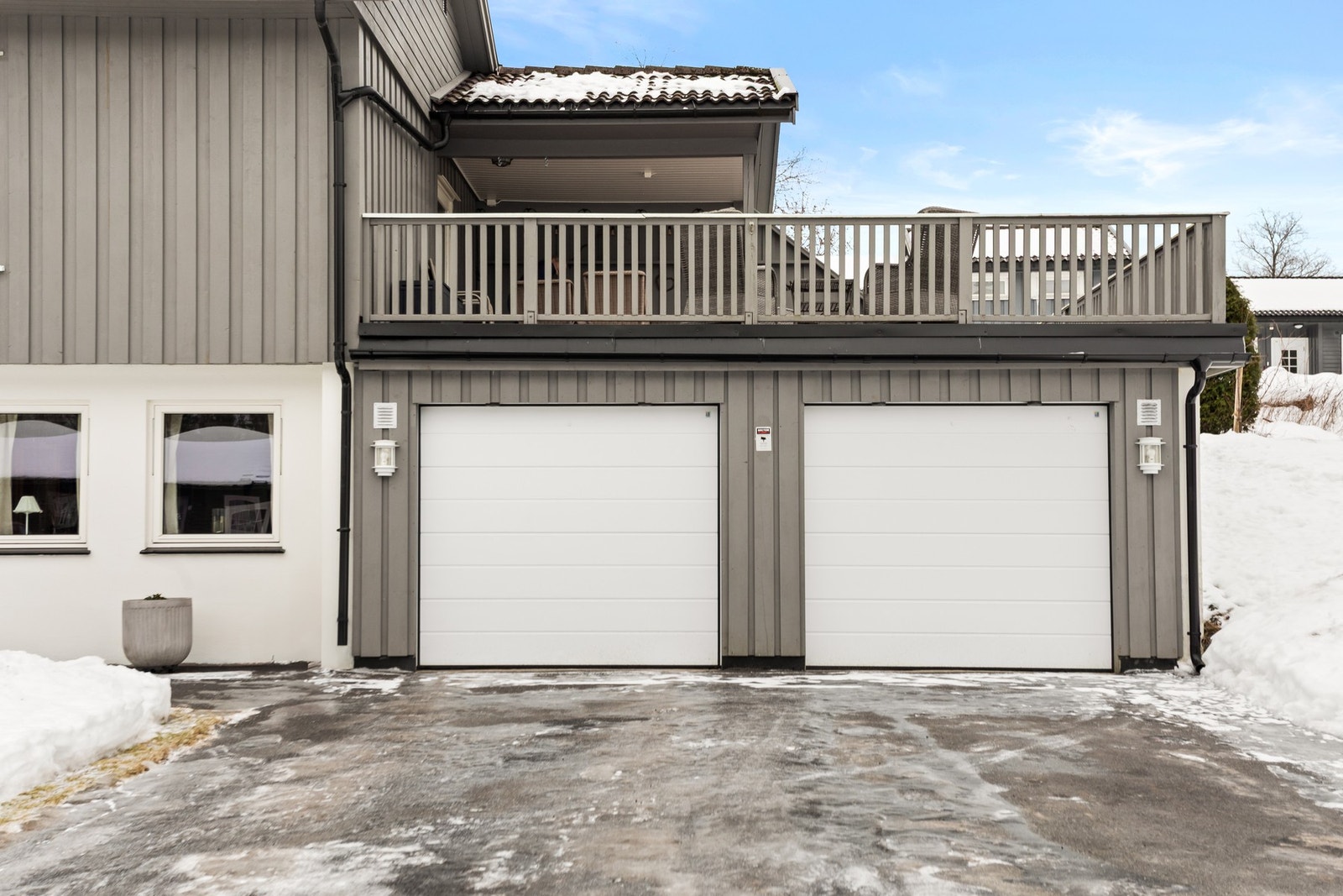 To garasjer med terrasse som strekker seg over hele. Galleribilde