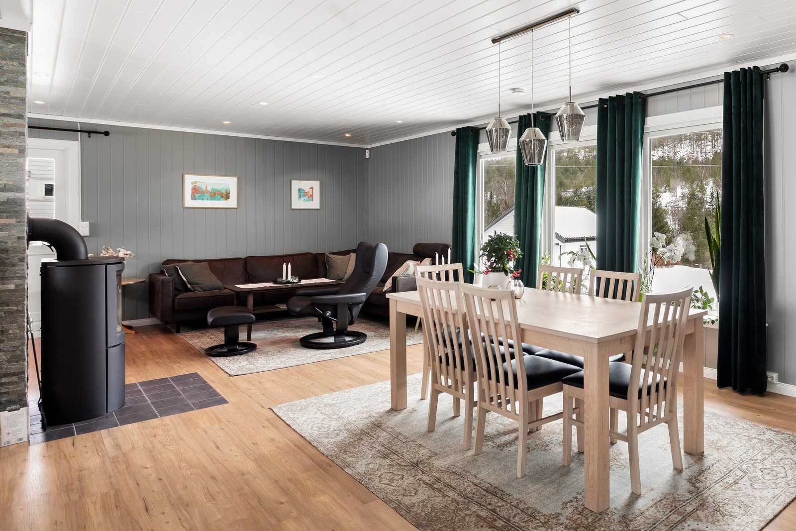 Her har man god plass til eget sofa hjørne og spise møblement. Galleribilde