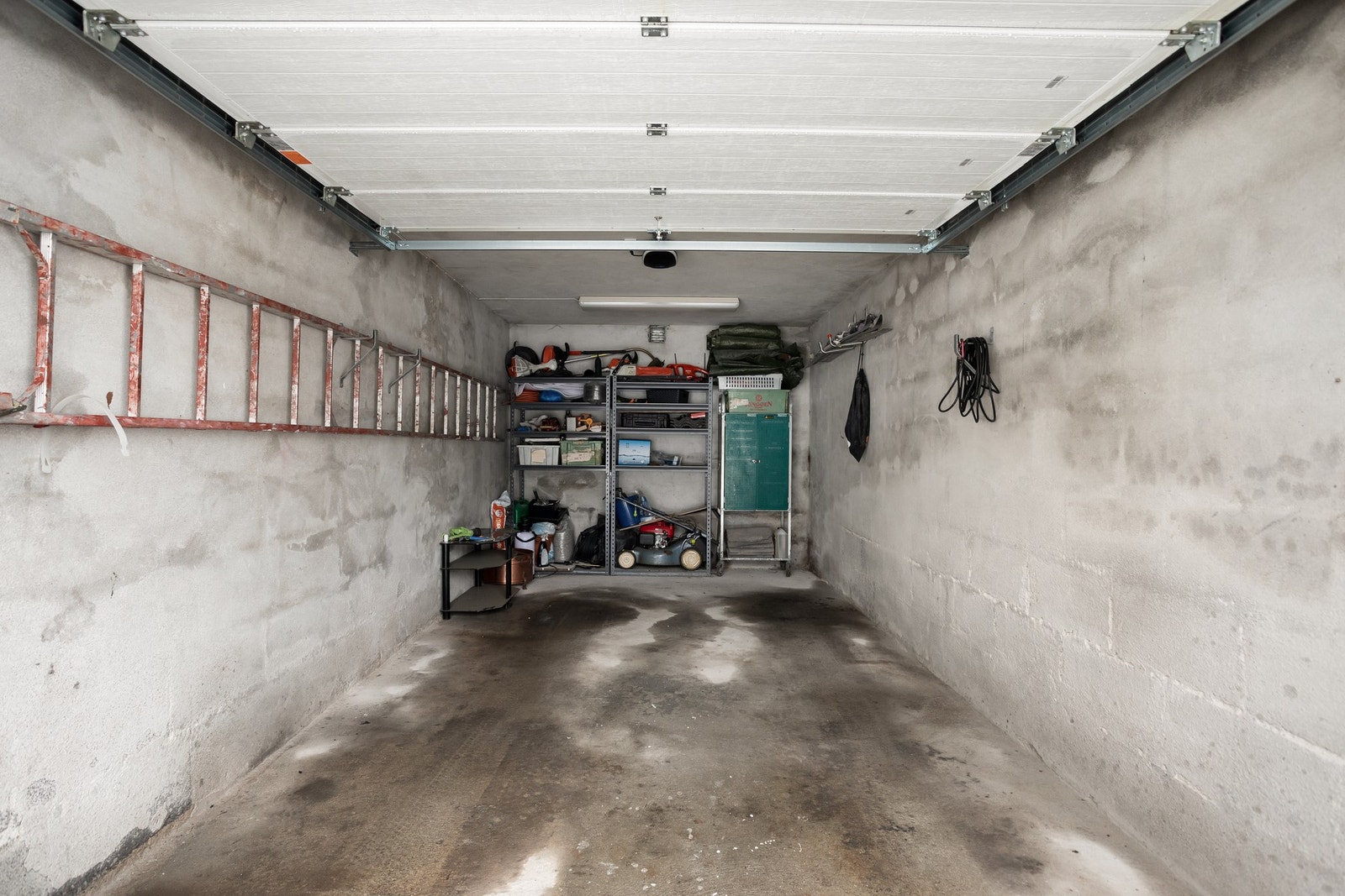 God plass til oppbevaring å parkere en bil. Galleribilde