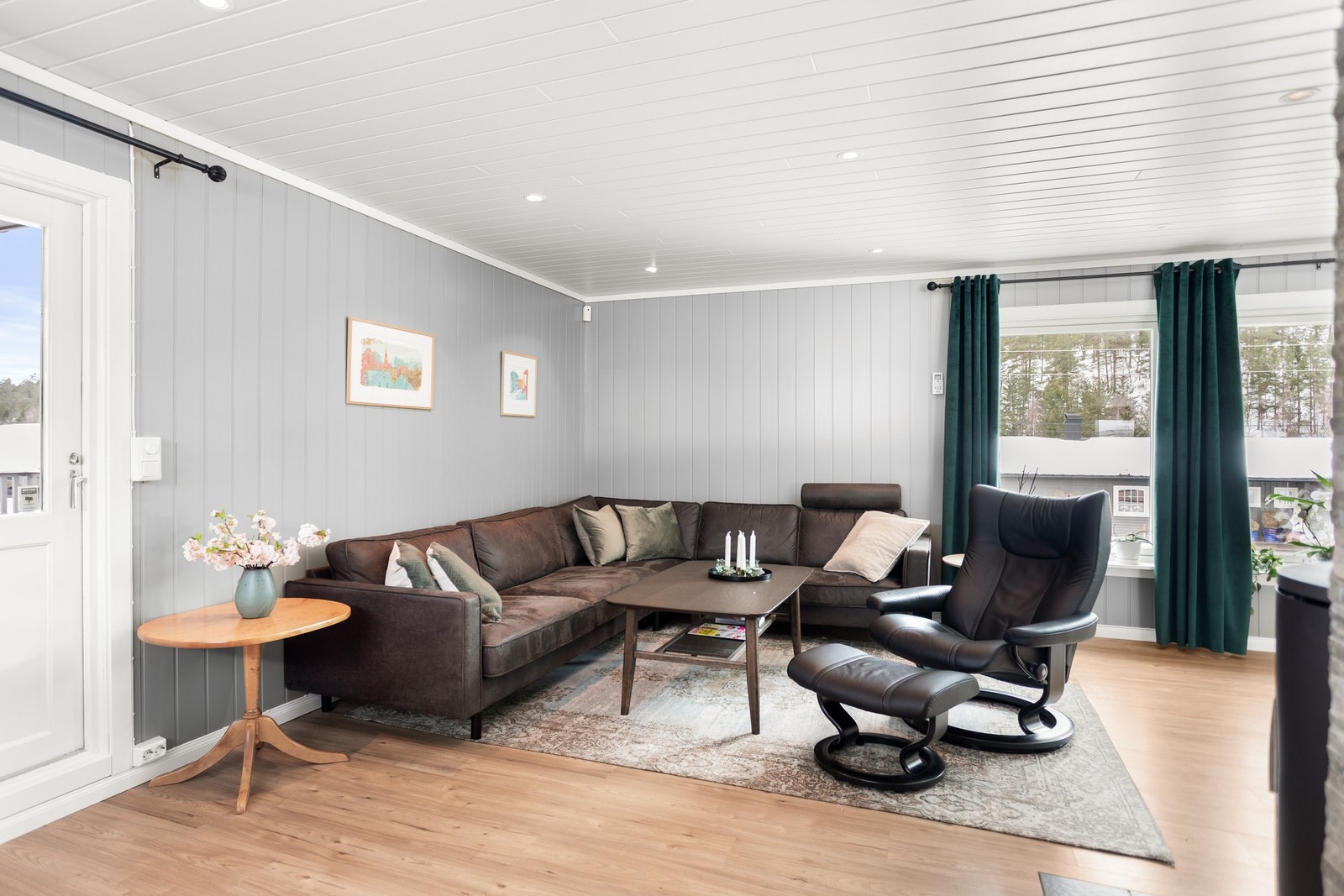 Store vinduer som gir god naturlig belysning. Galleribilde