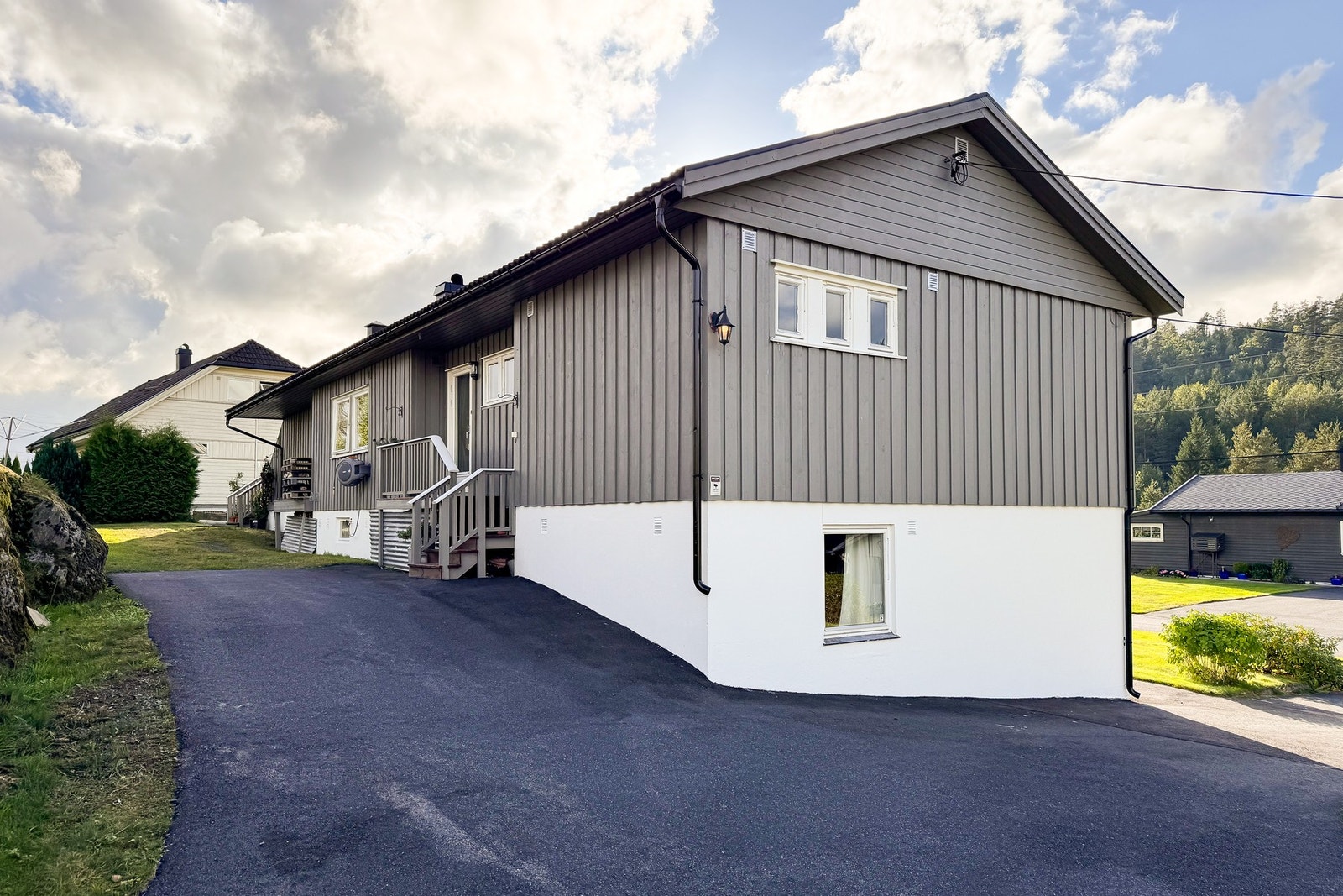 Asfaltert hele veien opp til boligen. Galleribilde