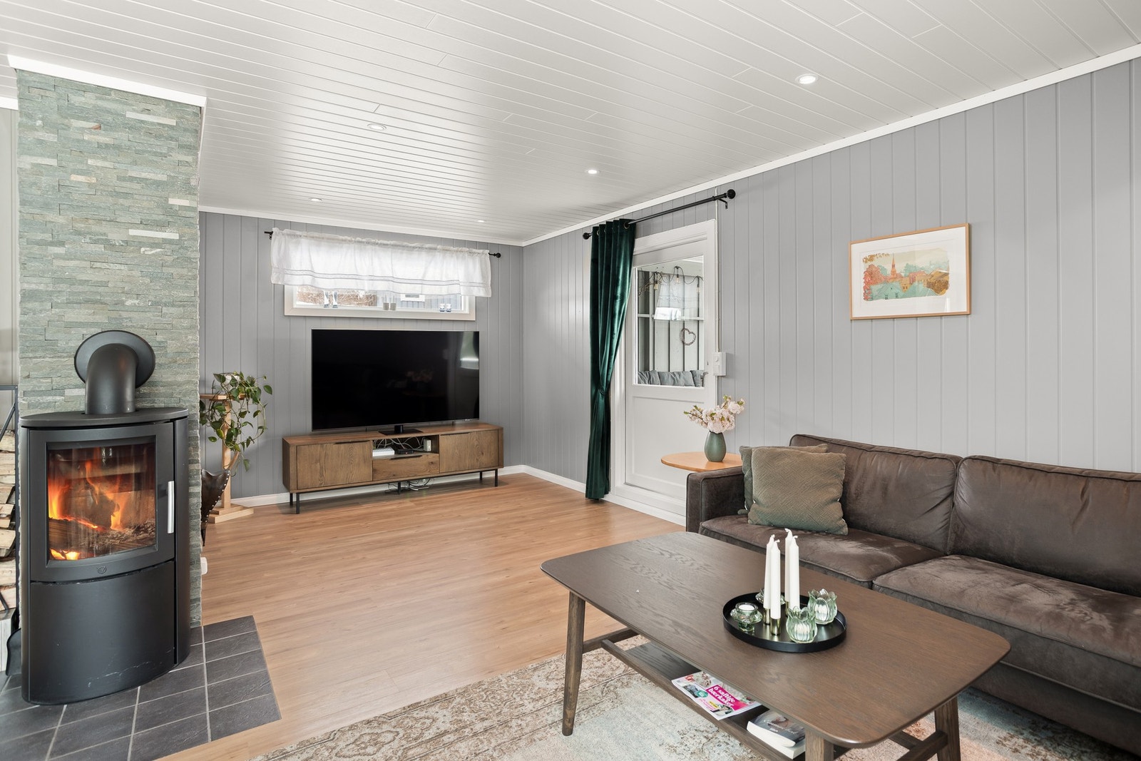 Utgang til terrasse fra stua. Galleribilde