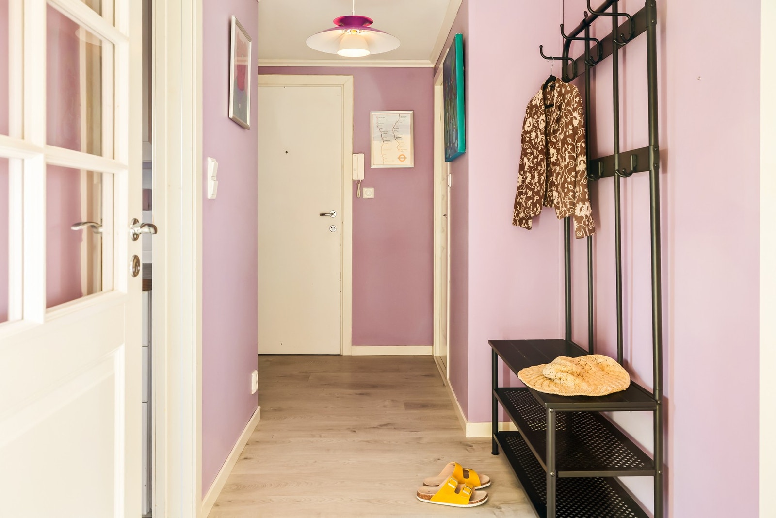 I entréen er det også rikelig med plass til oppbevaring av sko og tøy Galleribilde