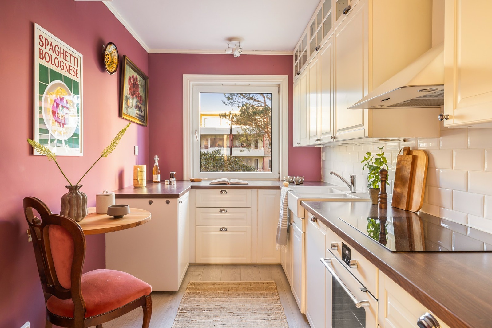 Kjøkkenet ble pusset opp i 2016 og har hvite profilerte fronter og benkeplate i laminat Galleribilde