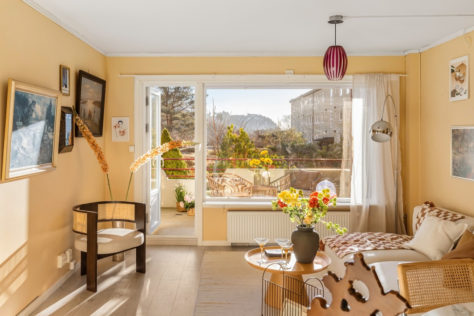 Radiator under vinduet er inkludert i felleskostnadene og er en effektiv oppvarmingsmetode Galleribilde