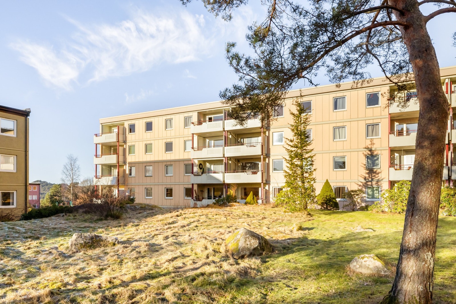 Rundt i borettslaget er det fine grøntarealer med div. lekeplasser og sittebenker Galleribilde