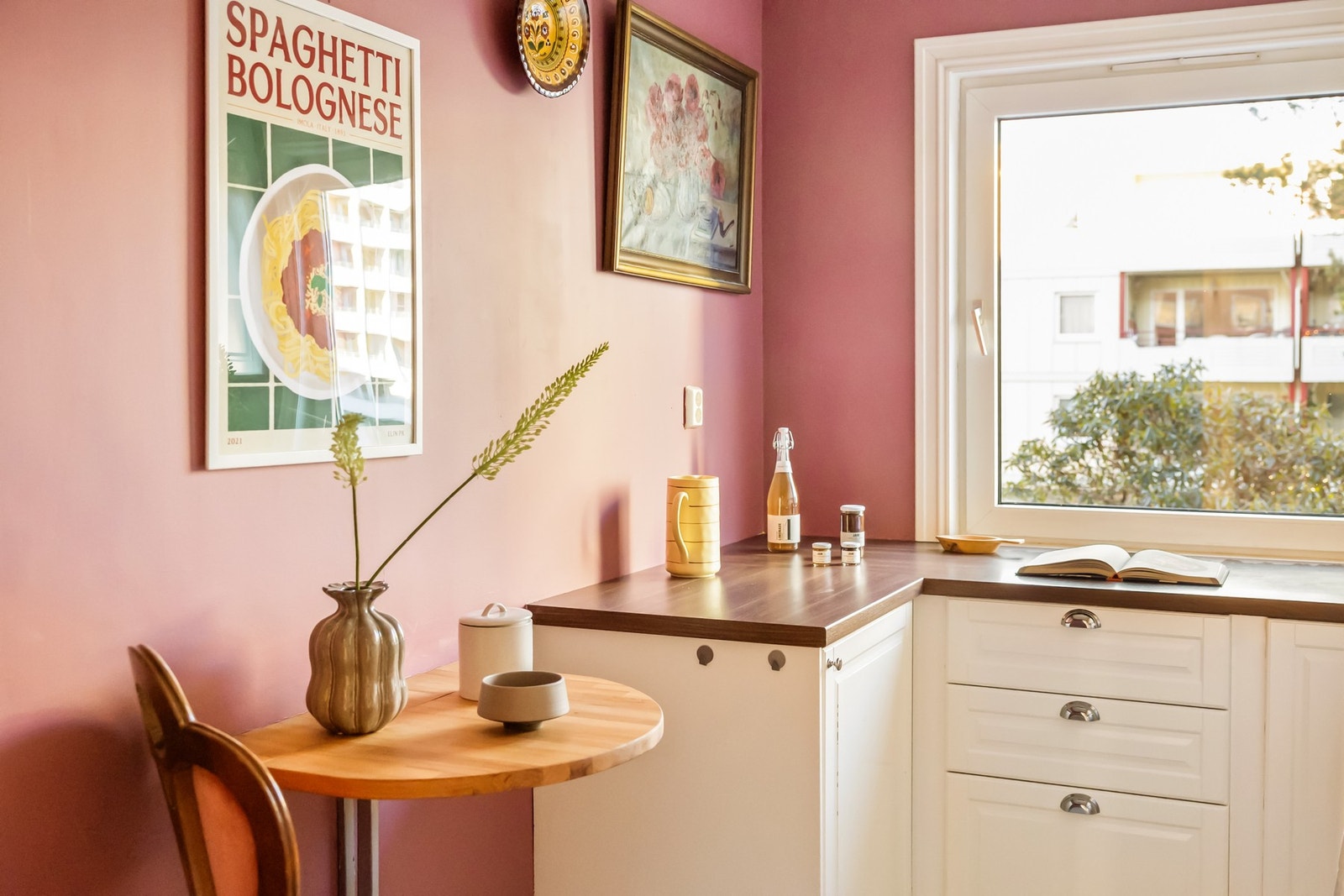 på kjøkkenet er det også plass til et lite kjøkkenbord for de raske verdagsmåltidene Galleribilde