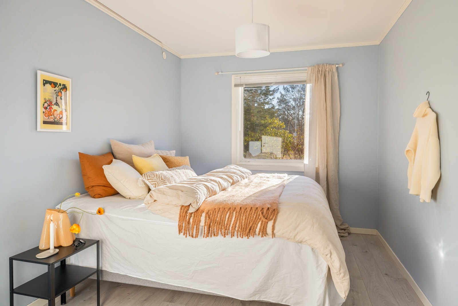 Hovedsoverommet er på like under 12 kvm. og er malt i en nydelig blå pastellfarge Galleribilde