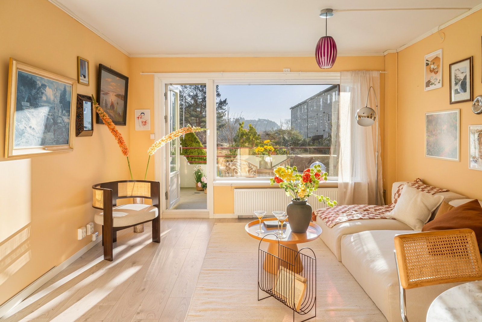 Hele leiligheten er malt i lekre og tidsriktige farger, som gir masser av sjel til leiligheten Galleribilde