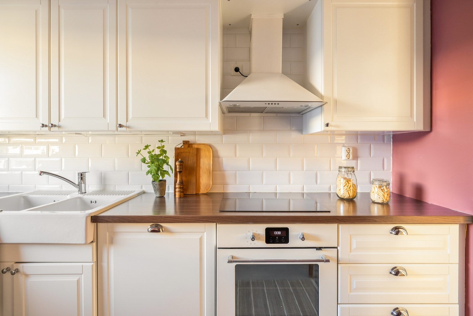 Stort vindu sørger for rikelig med naturlig lys også her Galleribilde