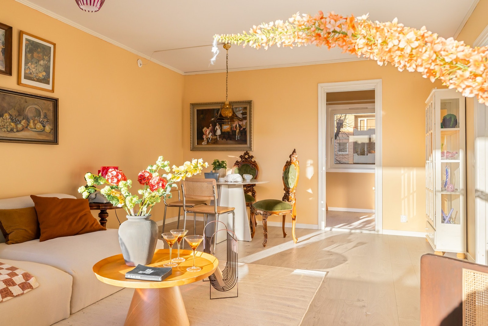 I stuen er det rikelig med plass til både spisebord og en stor sofagruppe Galleribilde