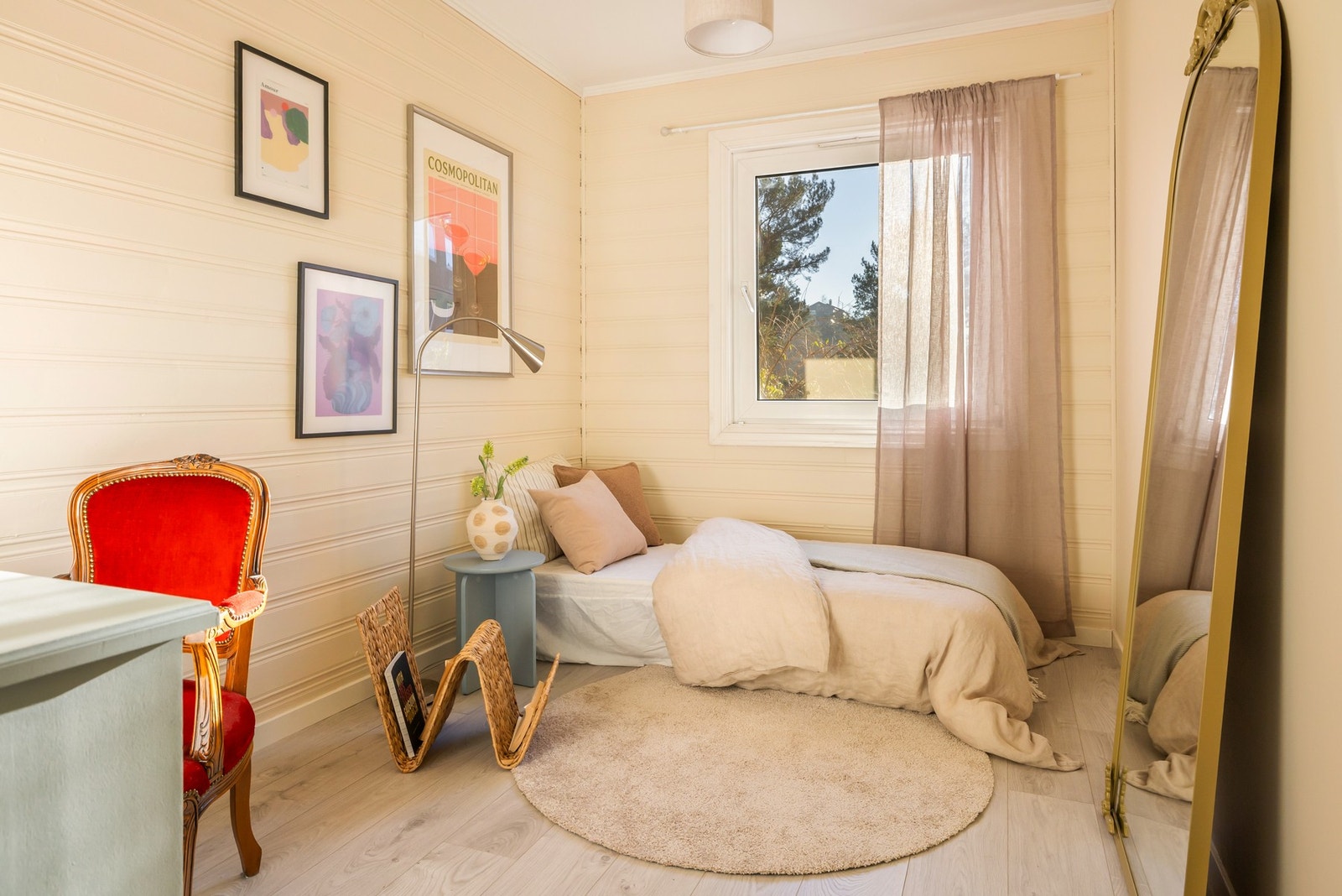 Det siste av de 3 soverommene er også av veldig god størrelse med plass til seng og skrivepult Galleribilde