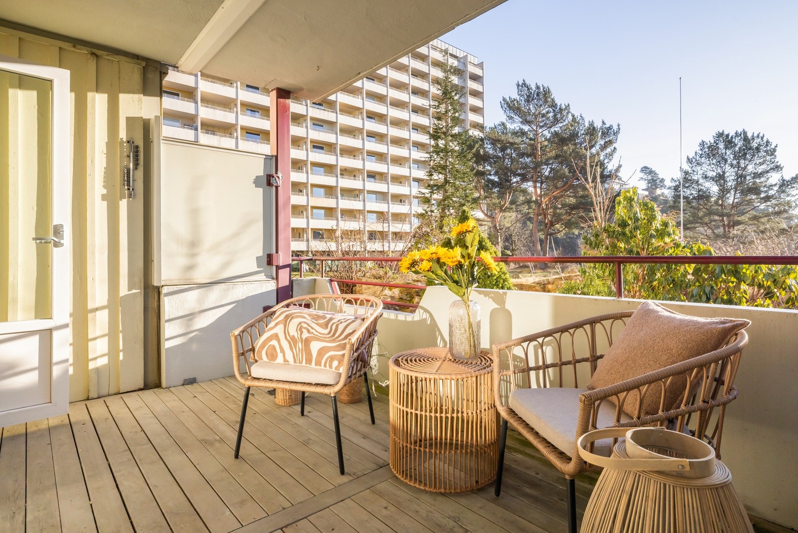 Leiligheten har også en stor romslig balkong, men gode solforhold Galleribilde