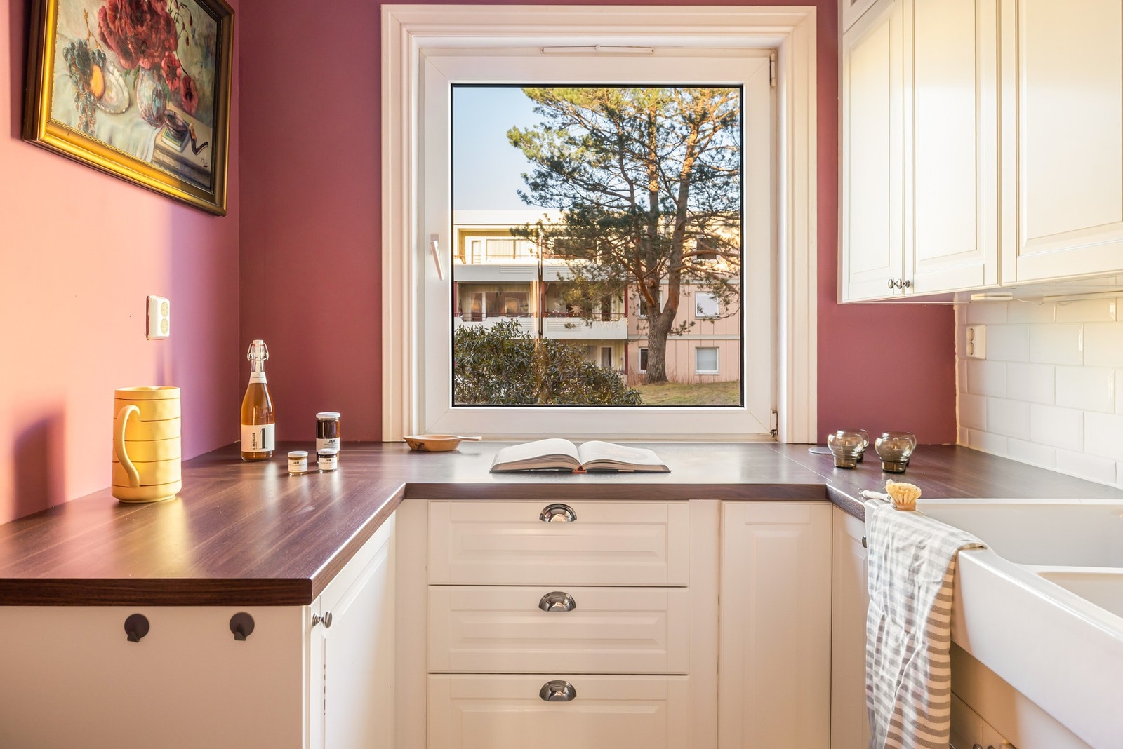 Her er det rikelig med både skap og benkeplass for å kokkelere til hele vennegjengen Galleribilde