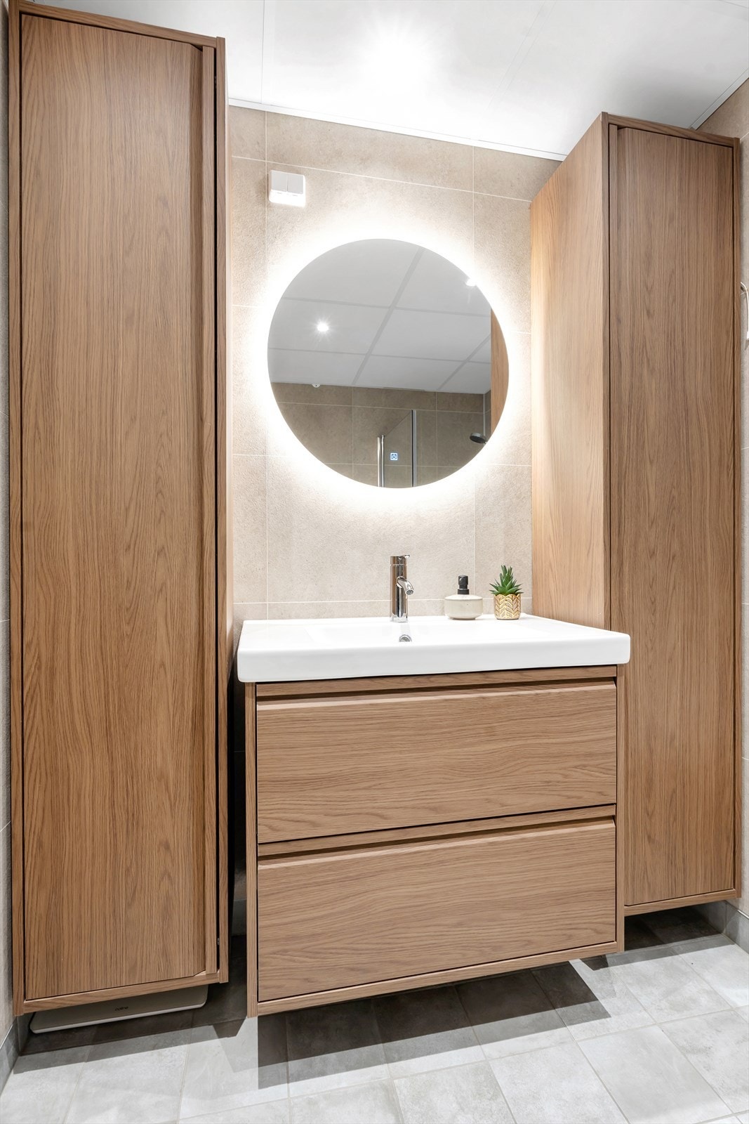 Fin og praktisk innredning med rikelig oppbevaringsplass. Galleribilde