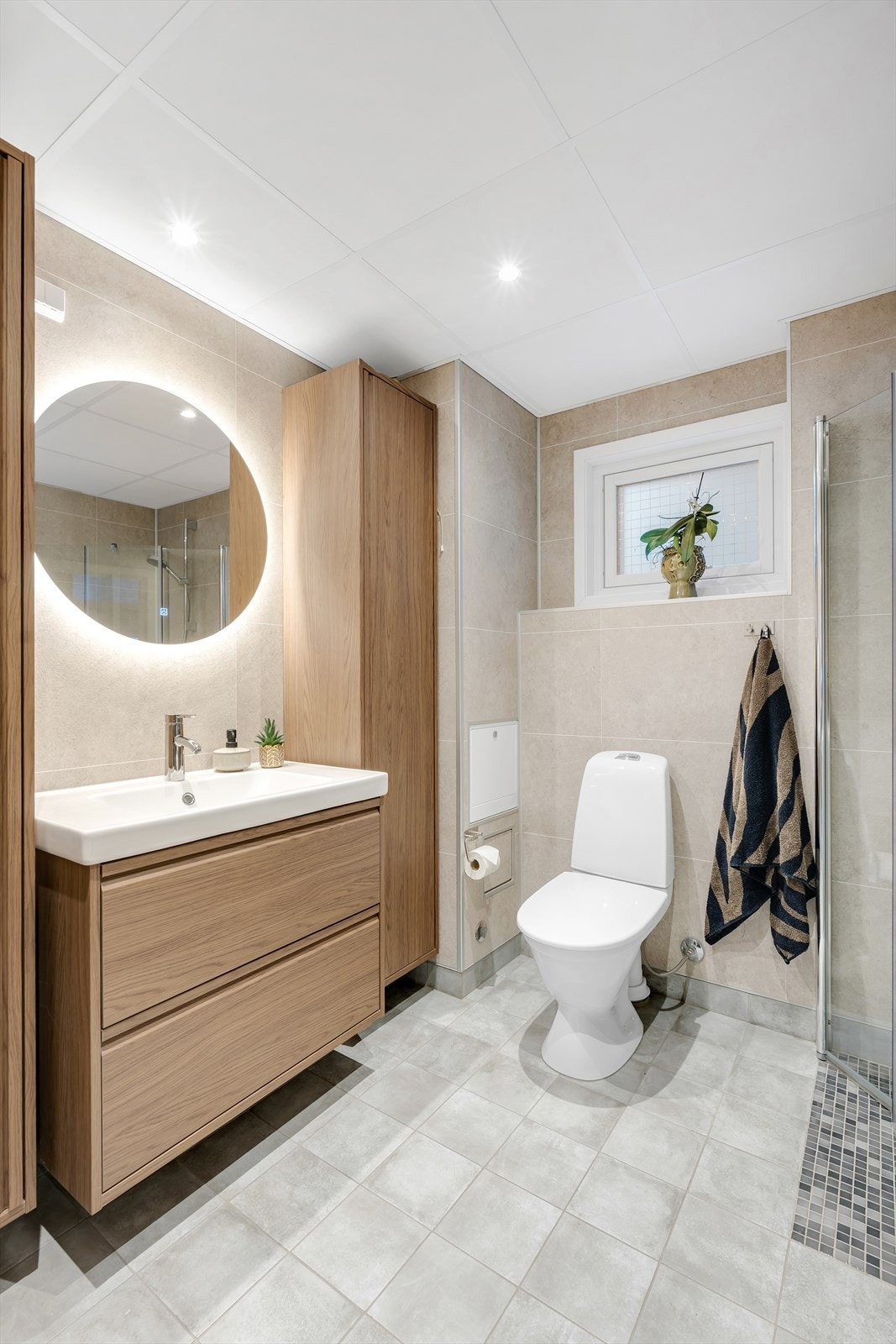 Nyrenovert bad fra 2025 - flislagt gulv med gulvvarme og stilren, moderne innredning. Galleribilde