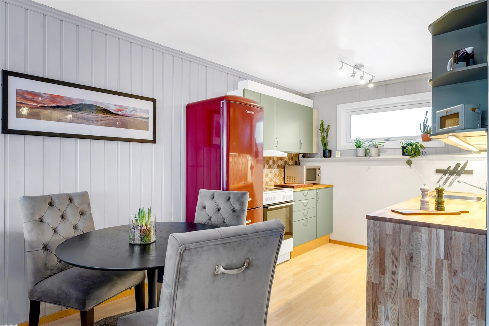 Spisegruppen finner sin naturlige plass like ved kjøkkenet. Galleribilde