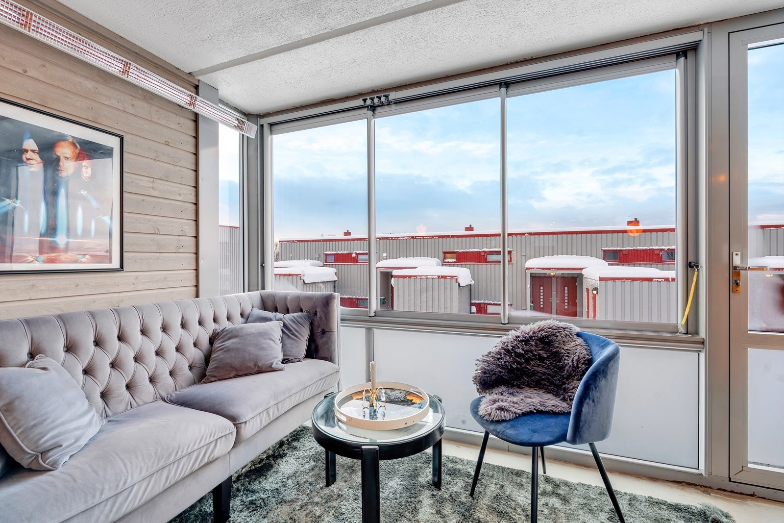 Utstyrt med varmelampe og vinduer som kan åpnes til siden. Galleribilde