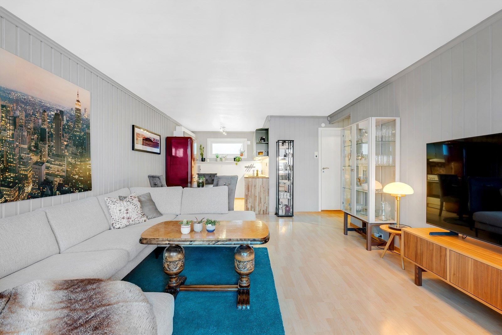 Den åpne løsningen mellom stue og kjøkken, kombinert med store gulvflater, skaper en luftig og sosial atmosfære. Galleribilde