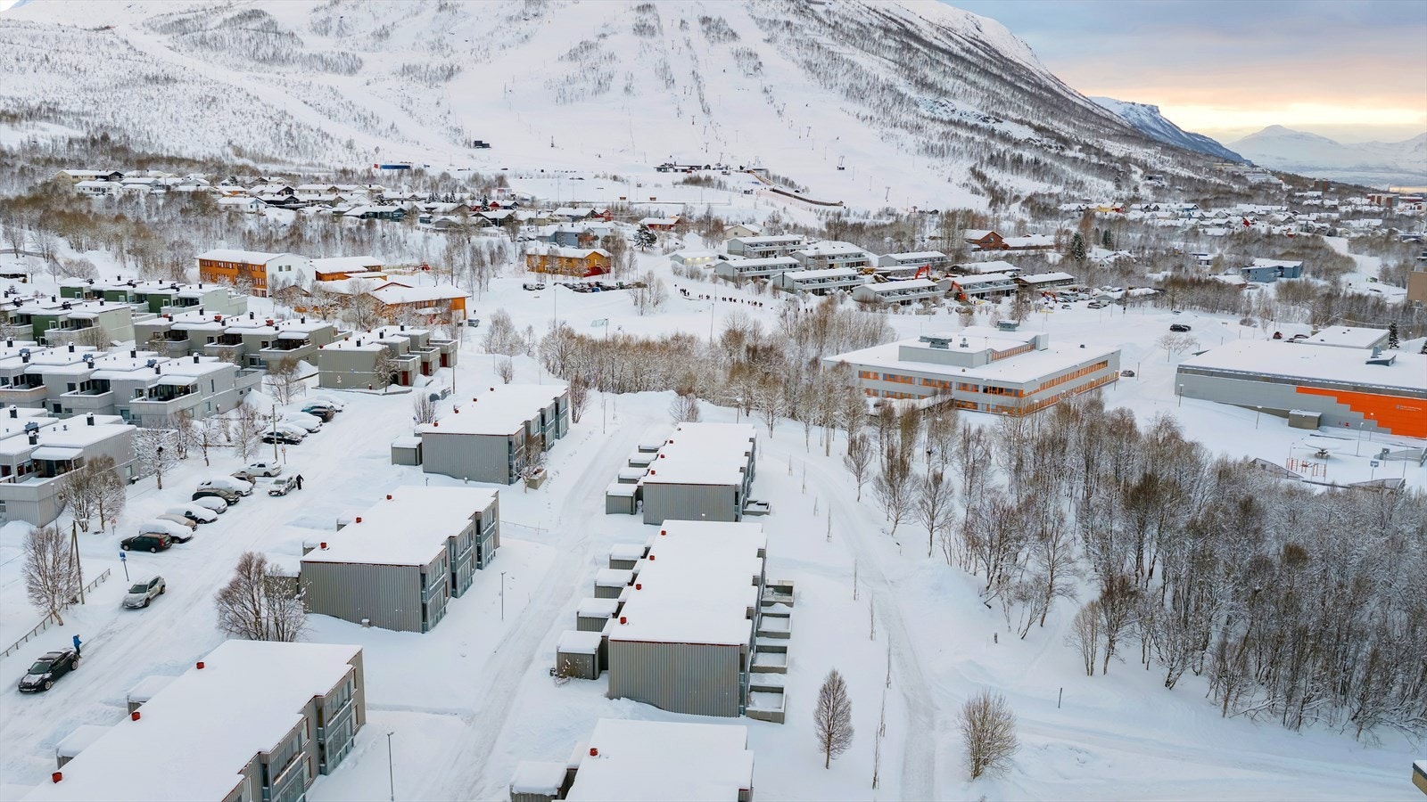 Matbutikk, flotte turområder, alpinbakken, bensinstasjon og mye mer innenfor gangavstand. Galleribilde