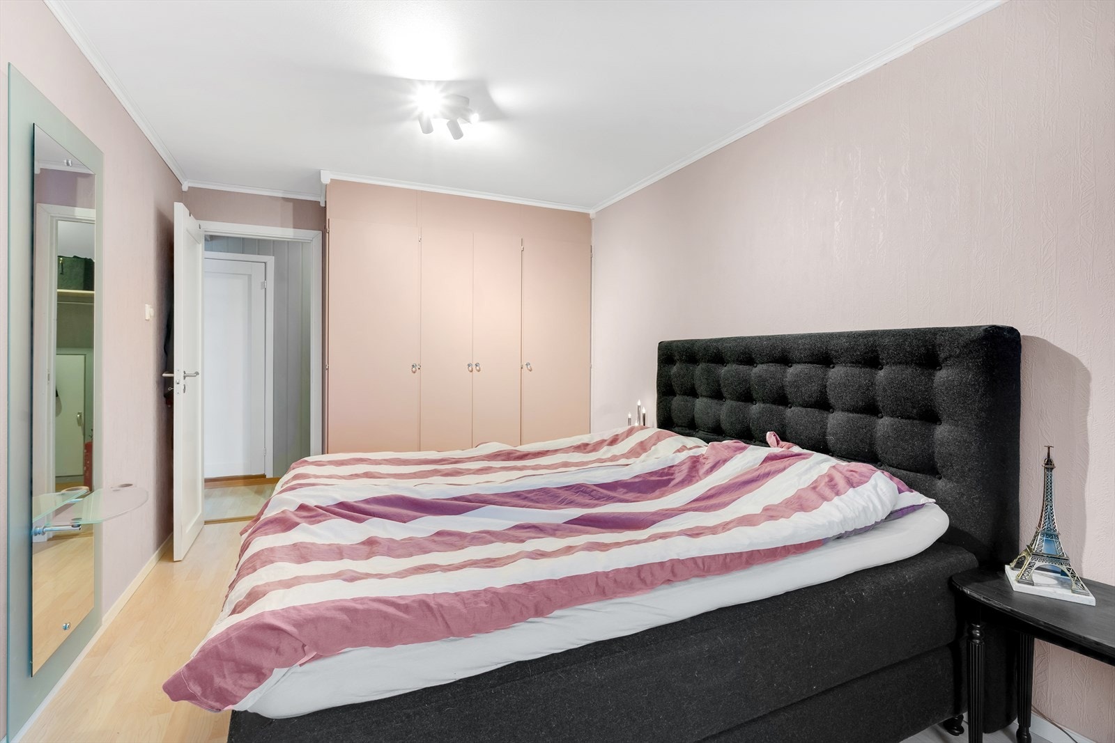 Innredet med praktisk garderobeskap som har rikelig med oppbevaringsplass. Galleribilde