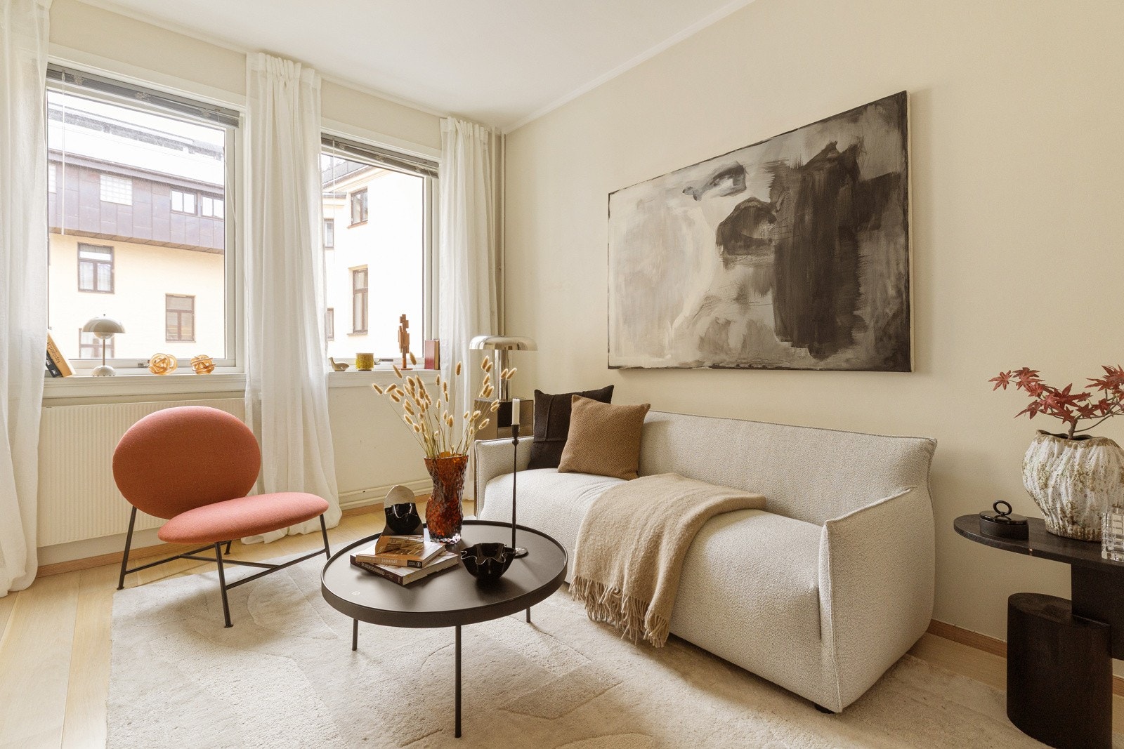 Stuen har plass til sofagruppe med tilhørende møblement Galleribilde