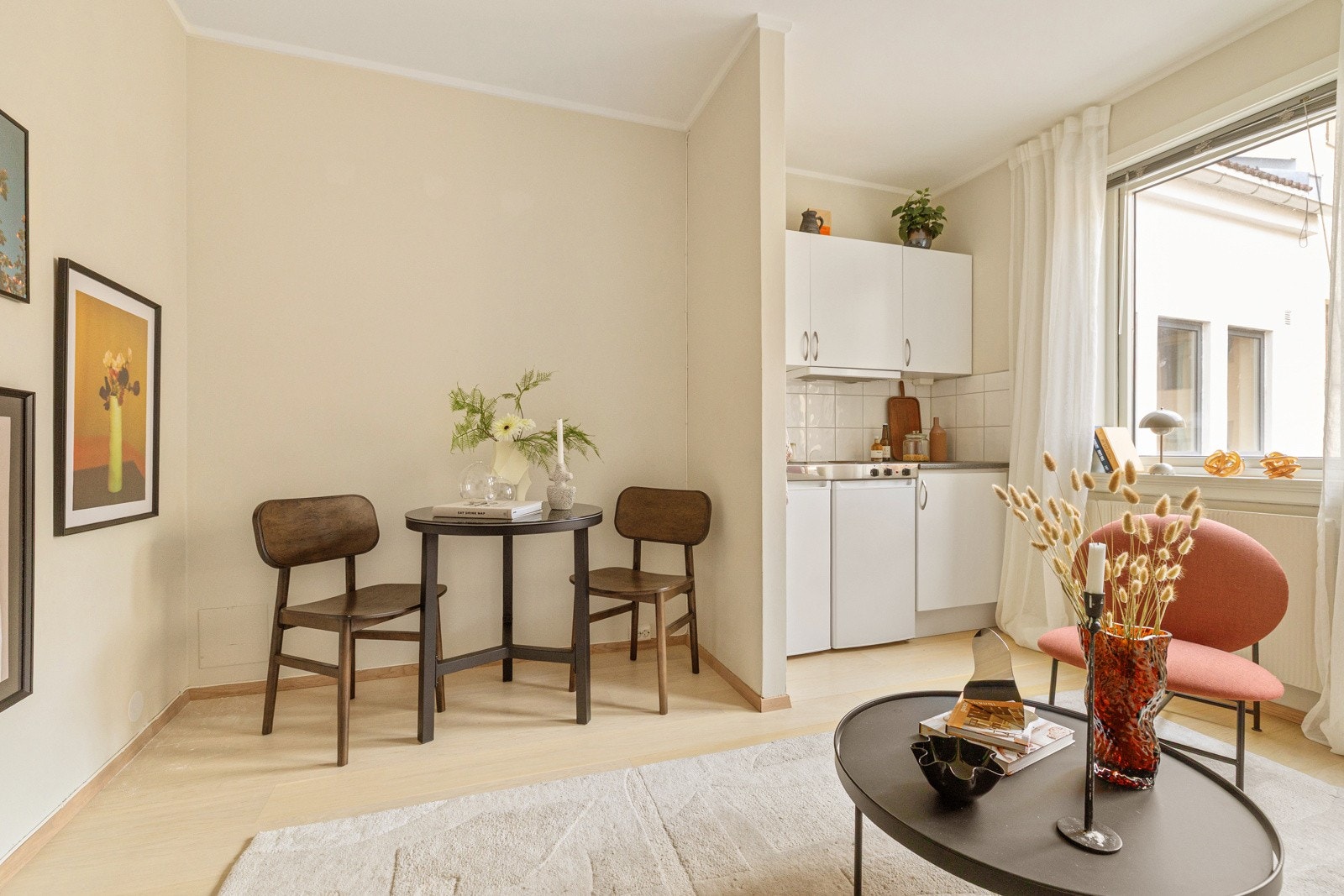 Kjøkkeninnredning og T-kjøkken fra 2021 med hvite glatte fronter Galleribilde