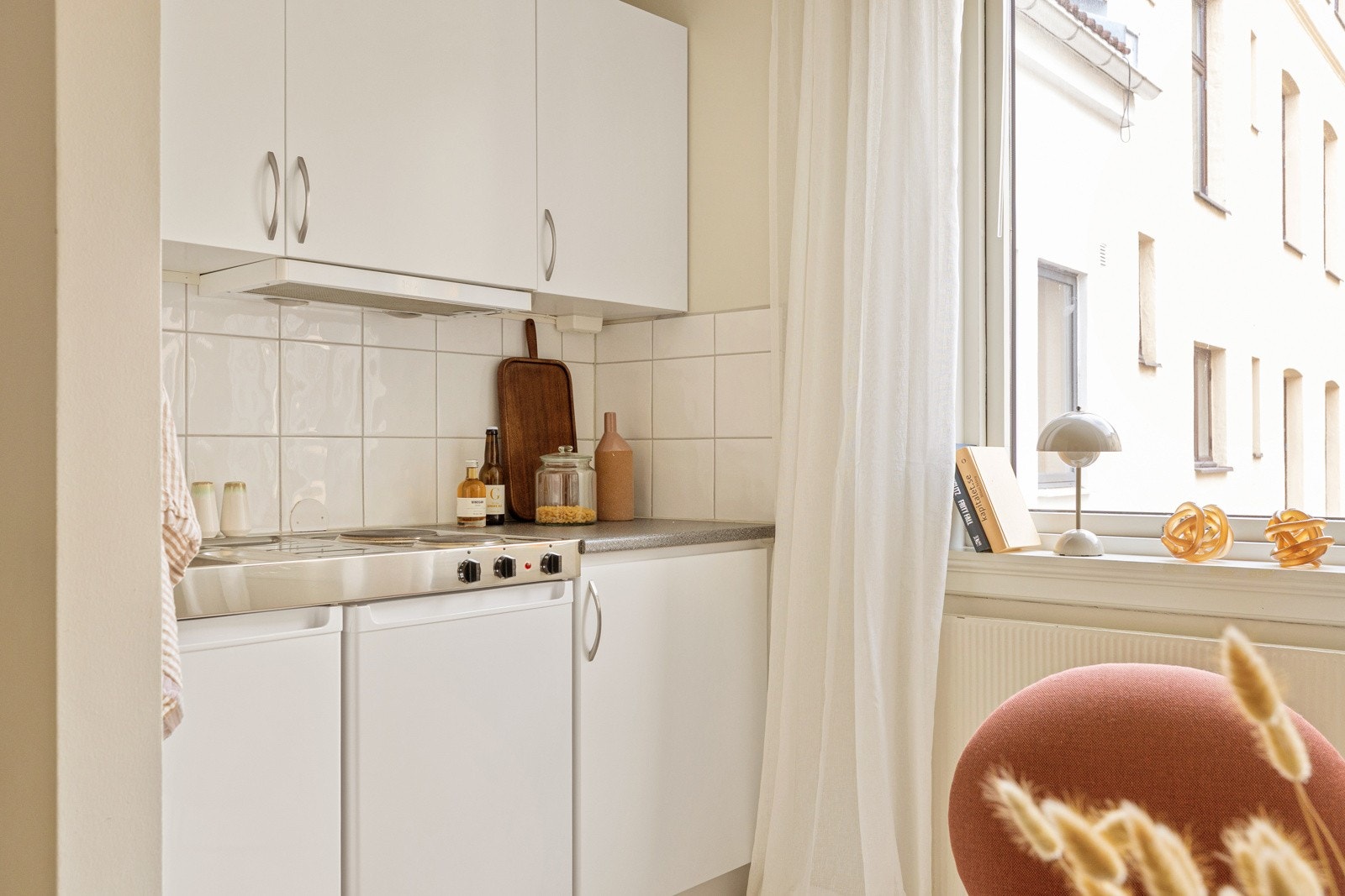 Det er integrert benkekjøleskap. Innredning med kullfiltervifte over stekesonen Galleribilde