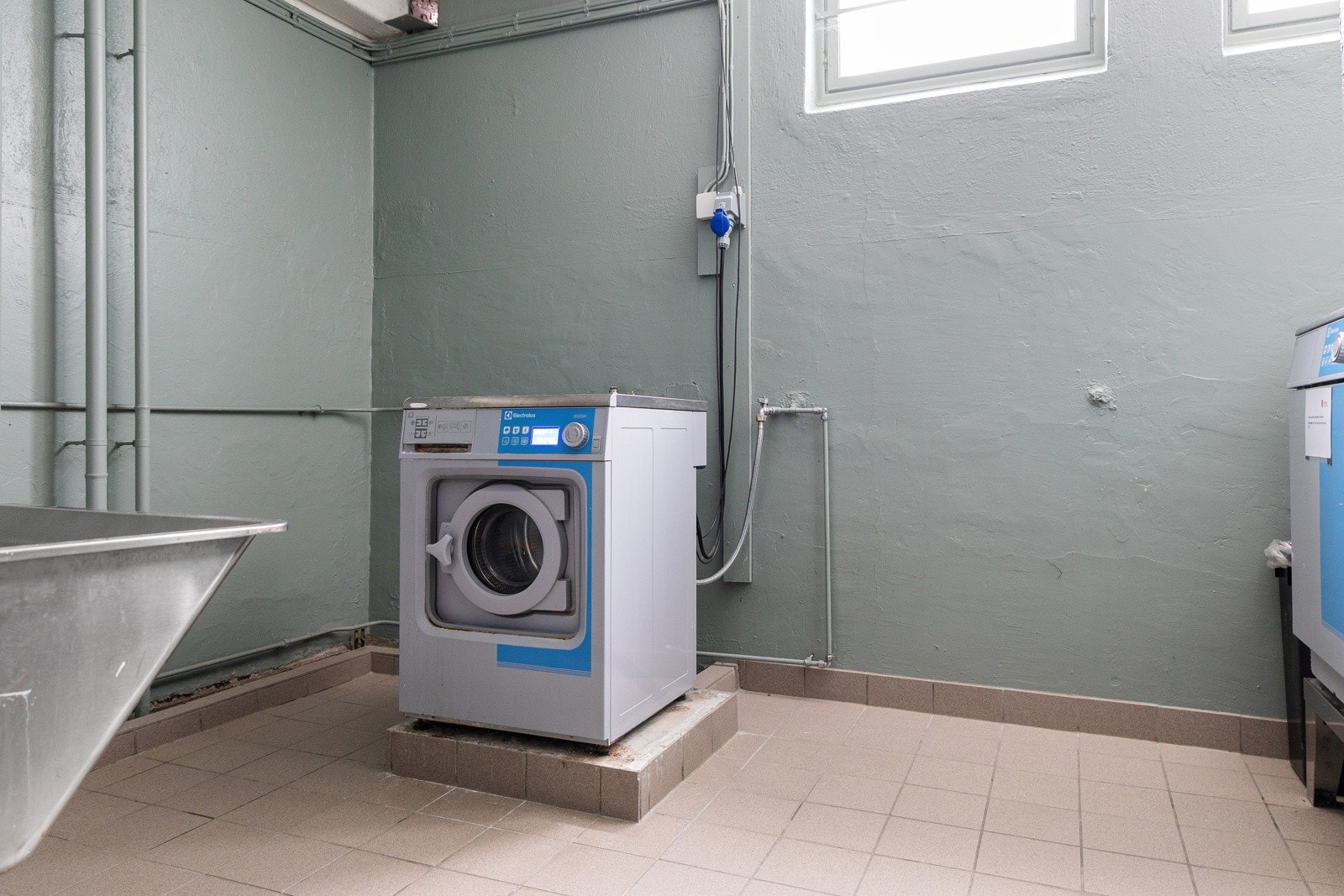 Det er felles vaskerom i kjeller med heisadkomst og tilgang til vaskemaskin og tørketrommel Galleribilde