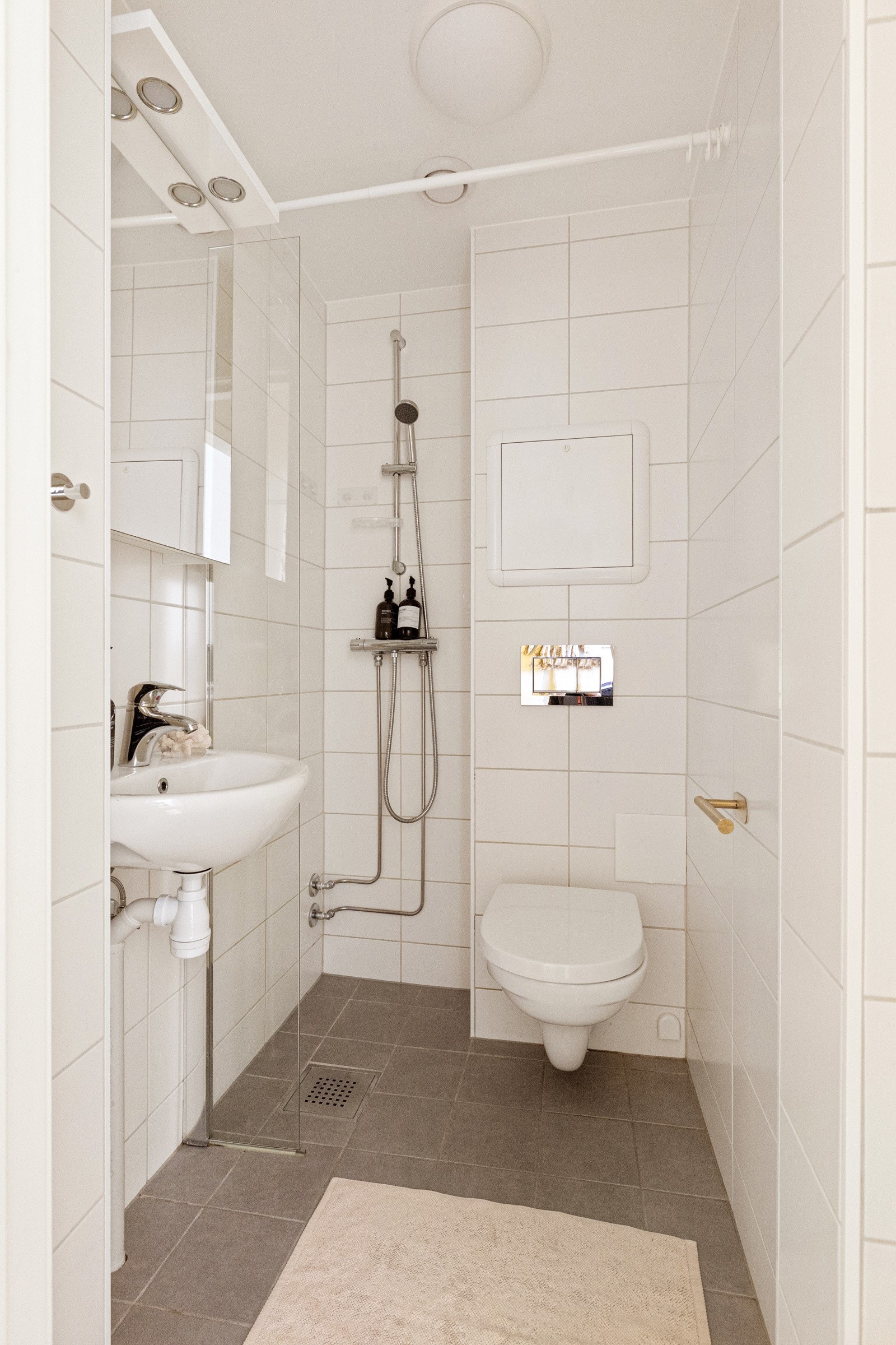 Badet ble oppgradert i 2021. Badet er utstyrt med dusjhjørne med dusjarmatur, servant med armatur, og overskap med speilfront i over servanten Galleribilde