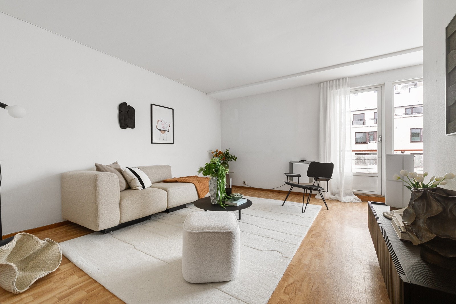 Her er det god plass til sofagruppe med tilhørende møbler. Galleribilde