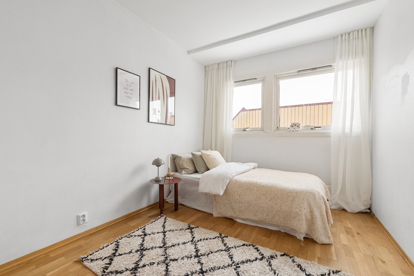 Soverom II er også romslig, med plass til seng, nattbord og garderobeskap. Galleribilde