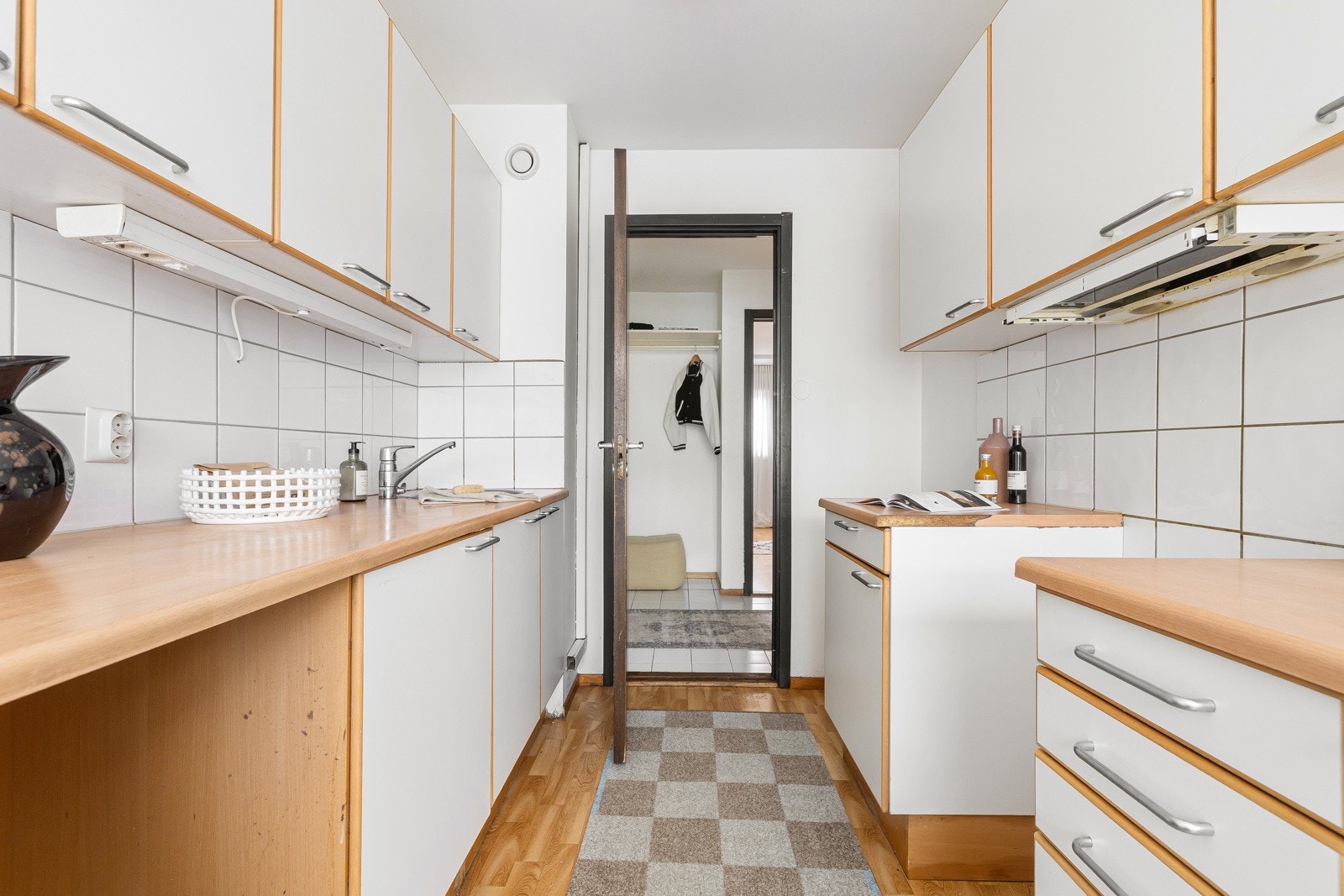 Kjøkkeninnredning med glatte fronter og laminat benkeplate med nedfelt vaskekum. Galleribilde