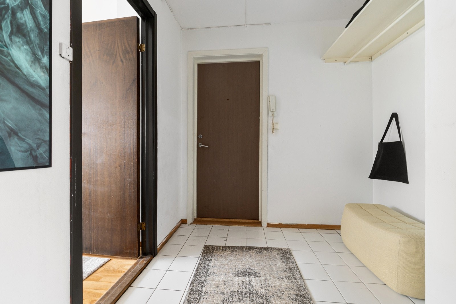 Velkommen inn - Leiligheten har en god intern beliggenhet i byggets 5. etasje med heisadkomst. Galleribilde