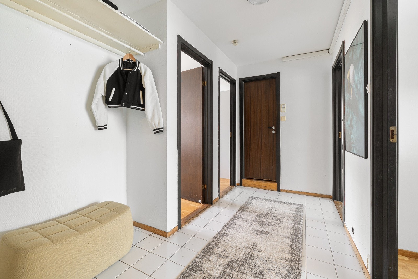 Entréen er har plass til garderobeskap. Galleribilde