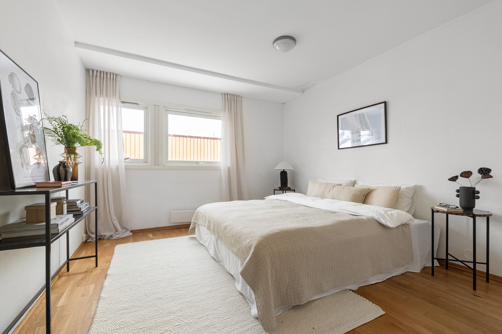 Leiligheten har to gode soverom som vender mot bakgården. Galleribilde