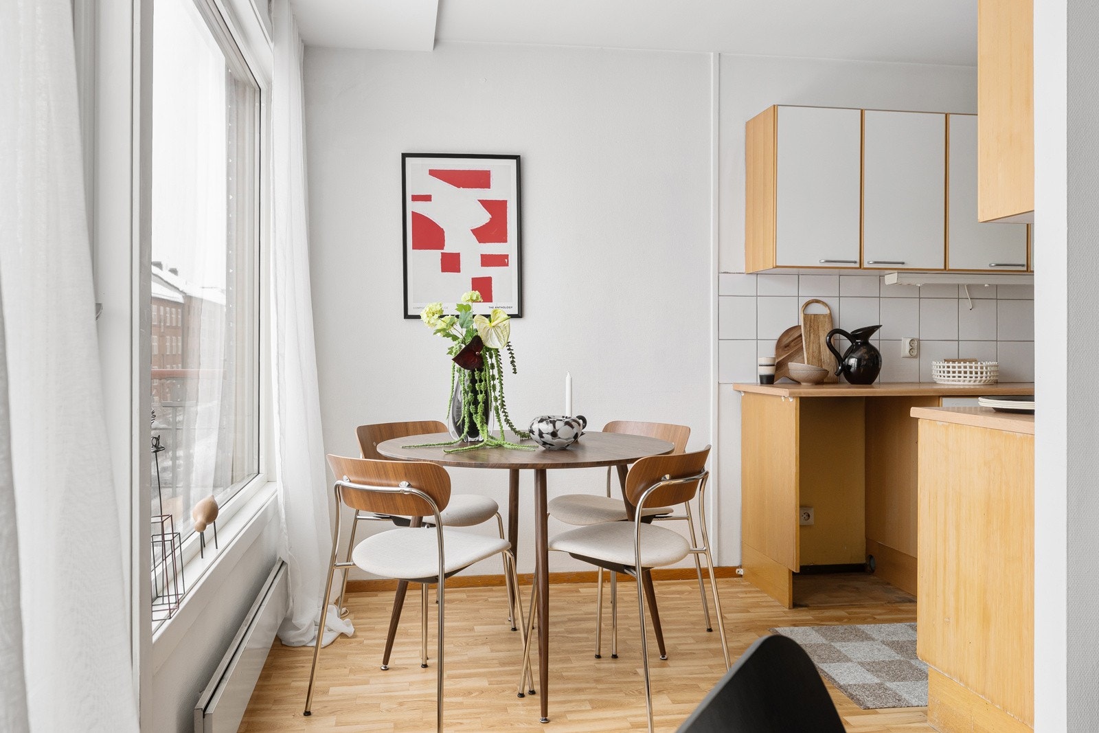 Det er plass til spisebord mellom stuen og kjøkkenet. Galleribilde