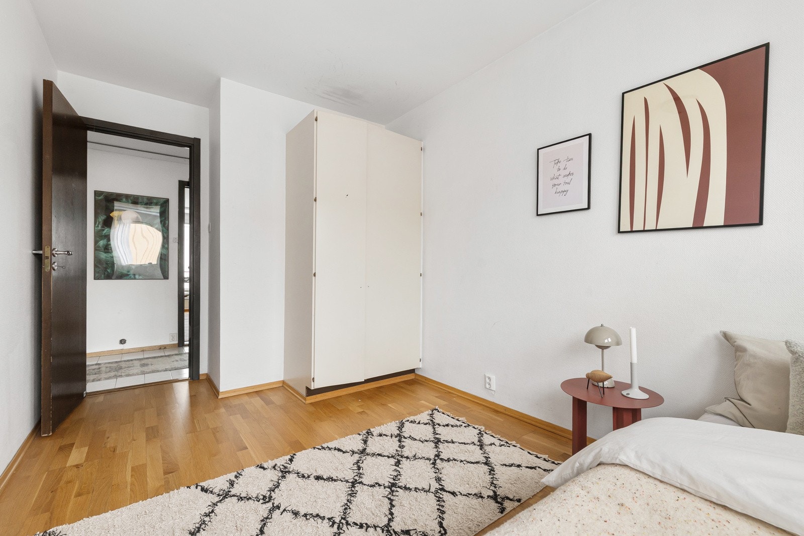 Alle garderobeskap som er plassert i leiligheten ved visning, medfølger salget. Galleribilde