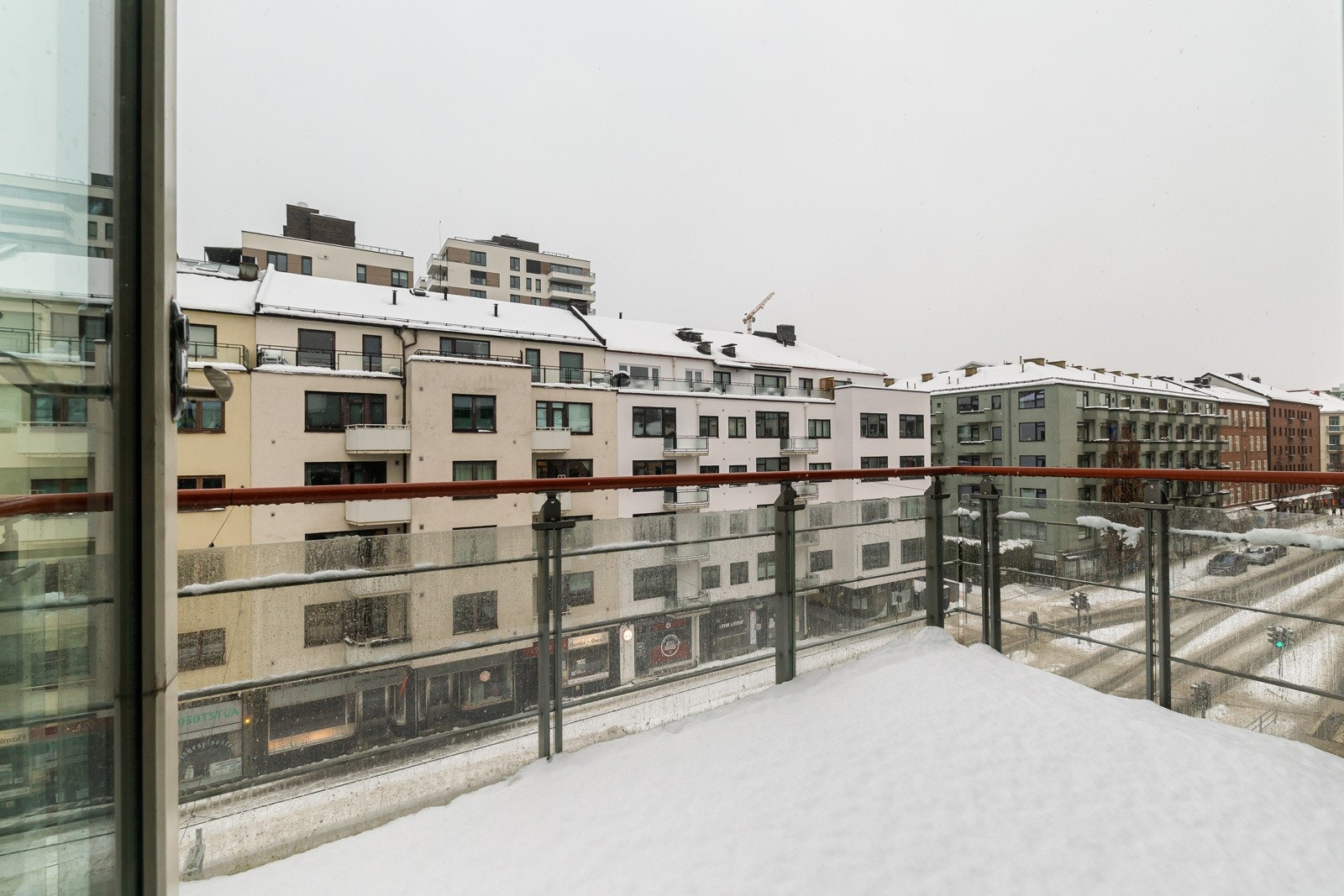 Fra stuen er det utgang til flott nordvestvendt balkong på ca. 6 kvm. Galleribilde