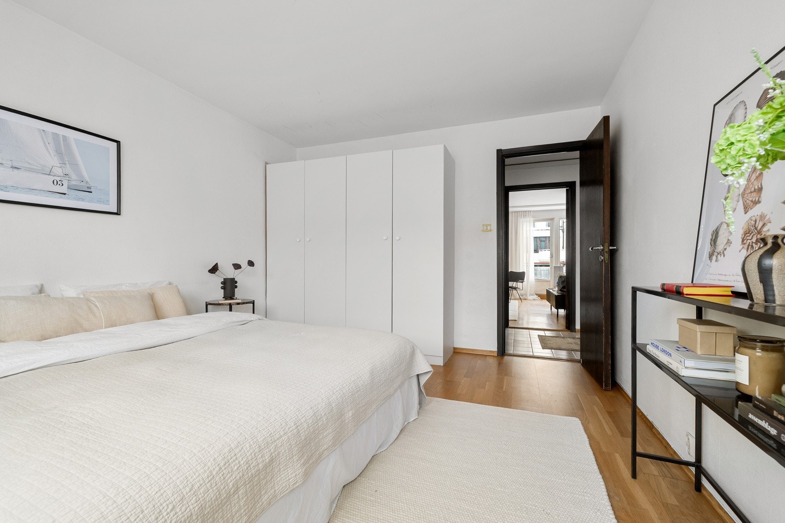 Hovedsoverommet er romslig, med plass til dobbeltseng, nattbord og garderobeskap. Galleribilde