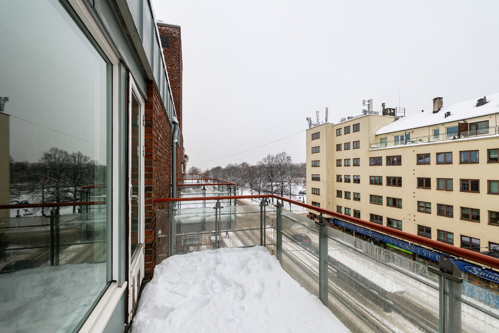 Velkommen til Kirkeveien 45 - vi har gleden av å presentere en gjennomgående 3-roms leilighet i et urbant, populært og svært sentralt boligområde på Majorstuen i Oslo. Galleribilde