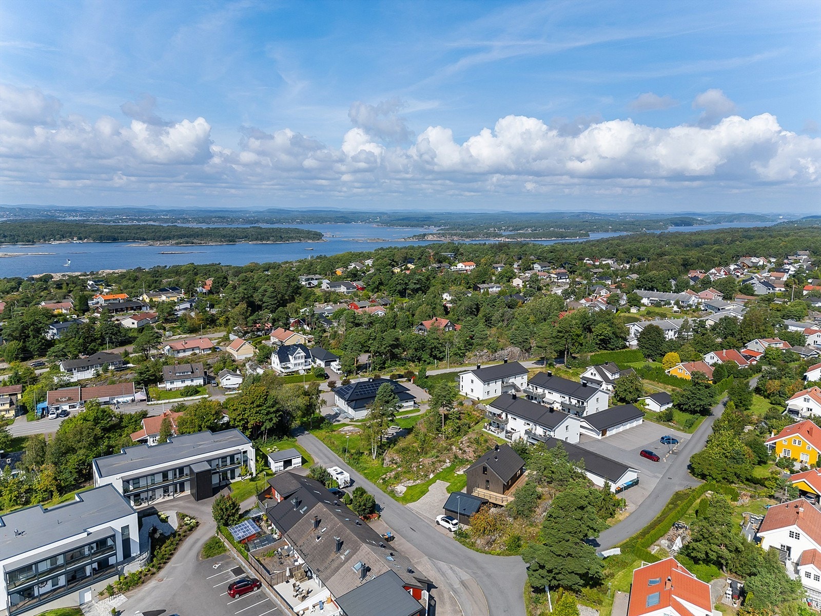 Eiendommen ligger sentralt til på Tjøme og tomten har naturskjønne trekk med naturlig kupert fjell og trær som gir liv og karakter. Galleribilde