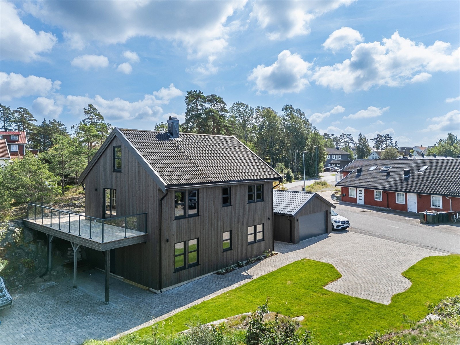 En moderne og innbydende enebolig med dobbel garasje, flotte uteplasser og mulighet for hybel. Galleribilde