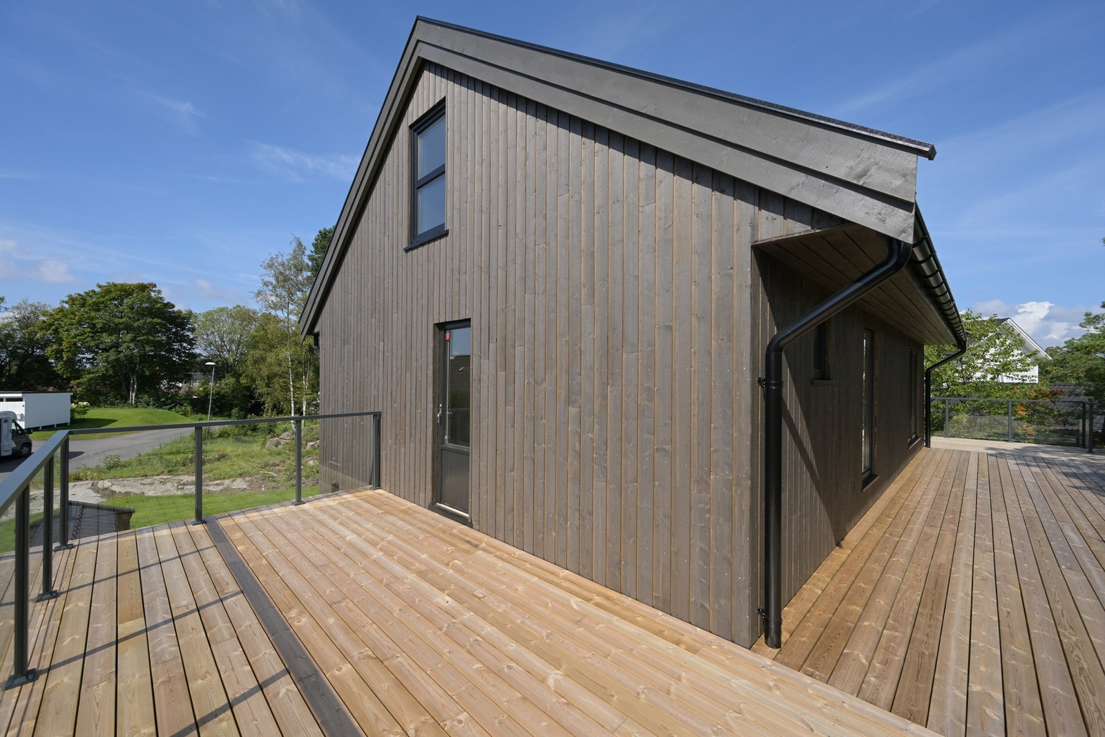 Med stor terrasse kan man flytte seg med solen gjennom dagen og utnytte lange sommerdager. Galleribilde