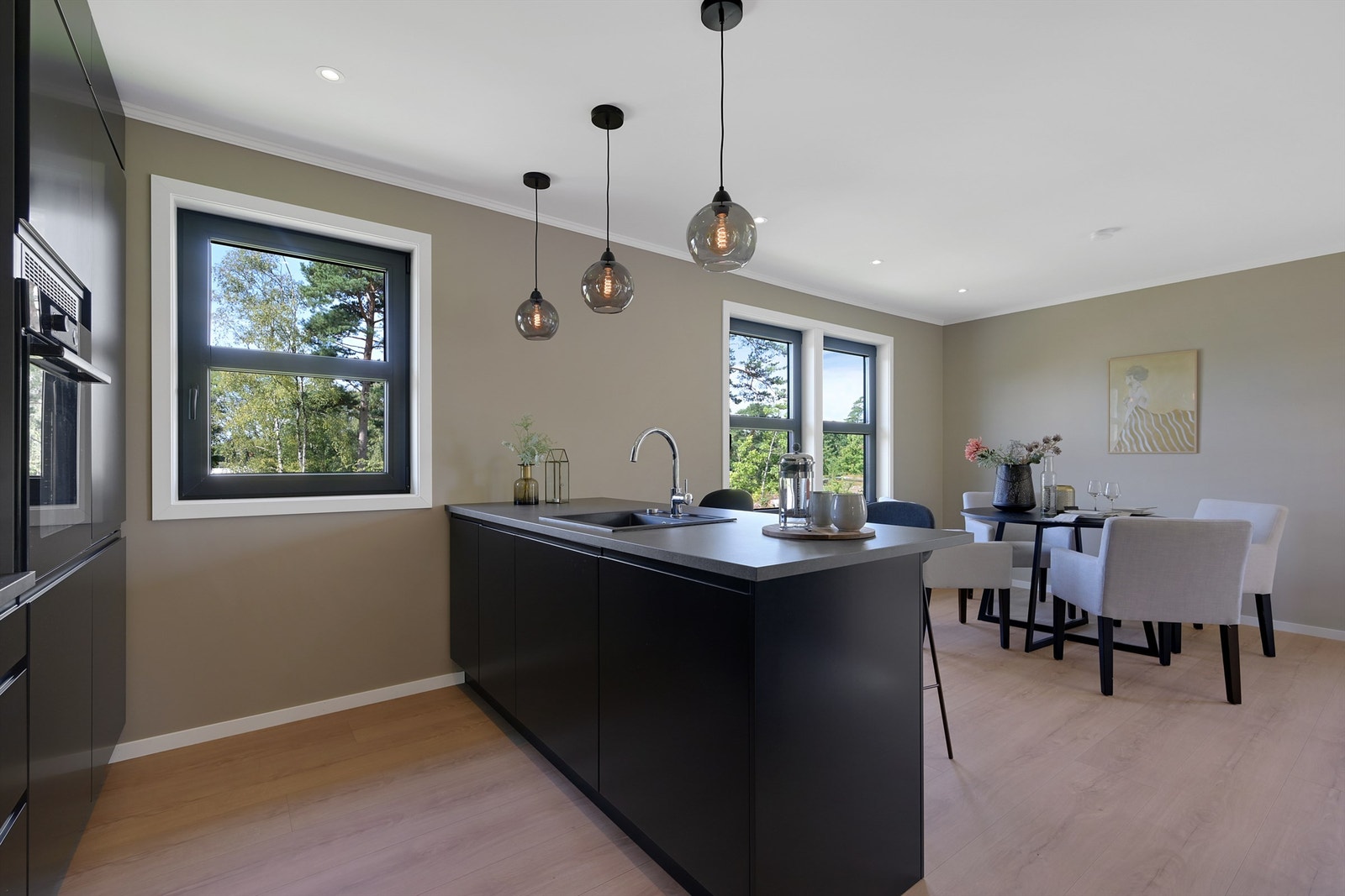 Den åpne løsningen gjør det hyggelig å ha sosiale sammenkomster. Galleribilde