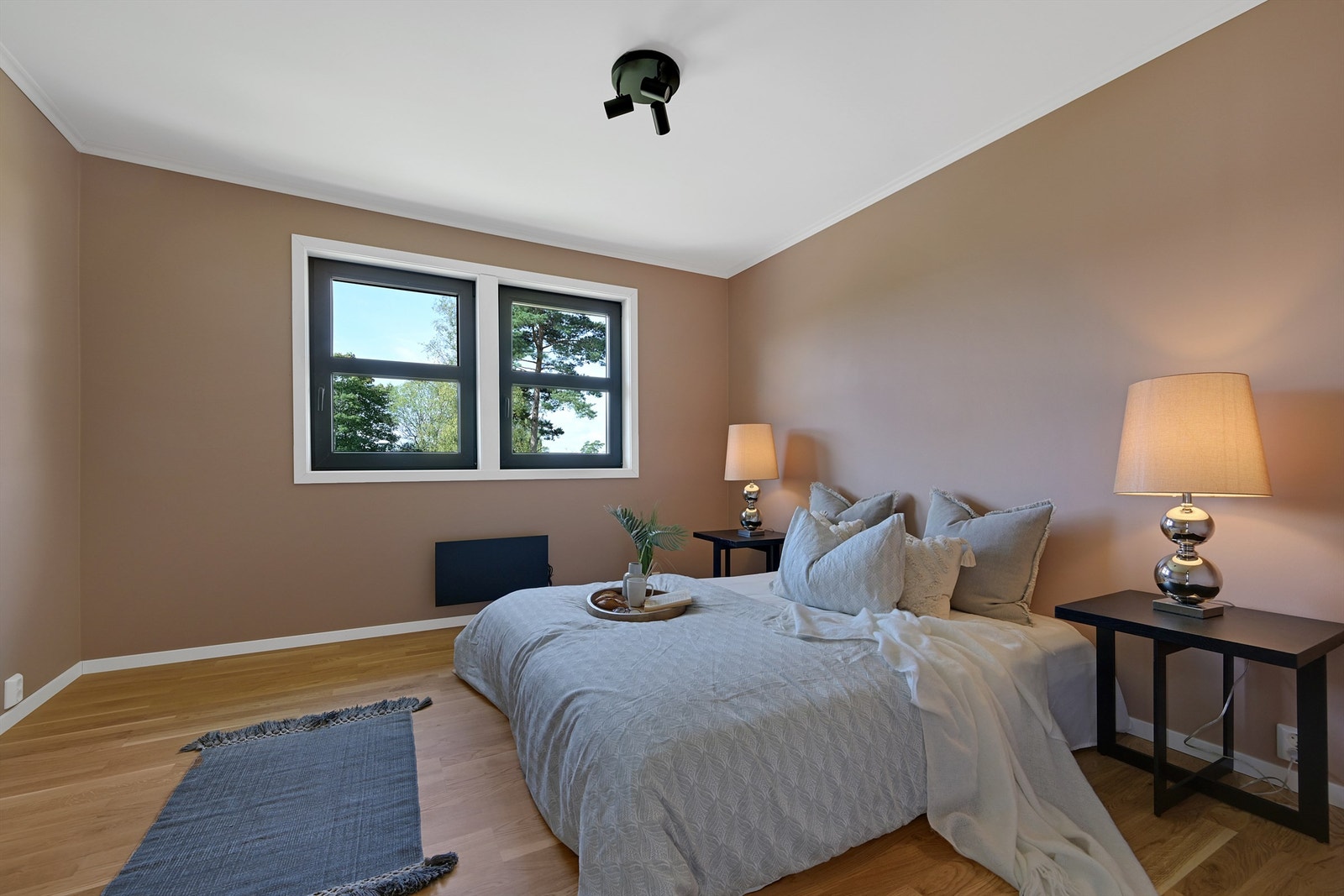 Soverommet i 2. etasje er av god størrelse og har plass til dobbeltseng og tilhørende møblement. Galleribilde